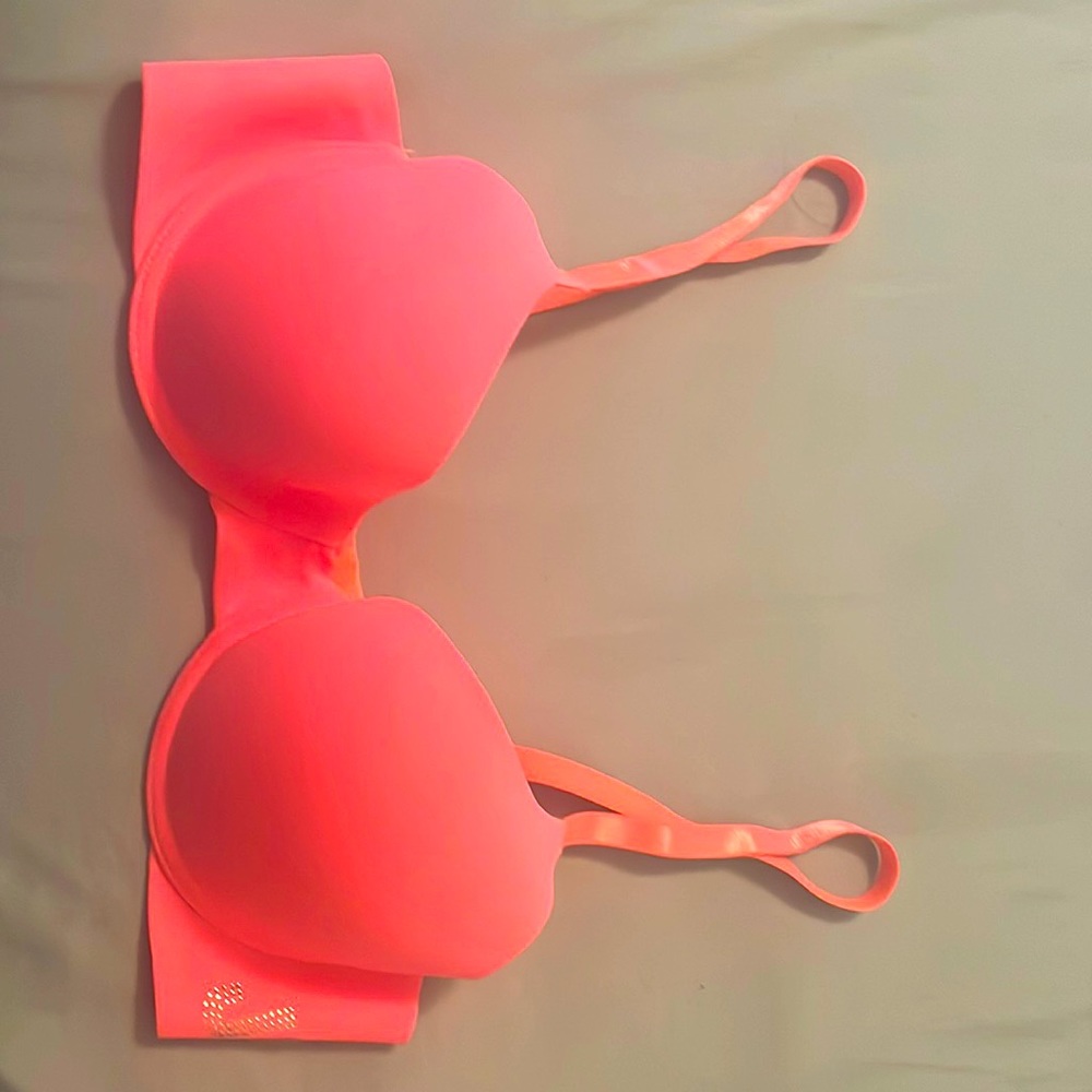 I’m selling a pink push-up bra